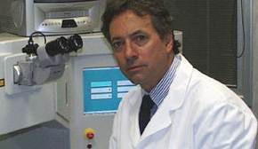 Il Dr. Abbondanza con uno dei primi Laser a Eccimeri